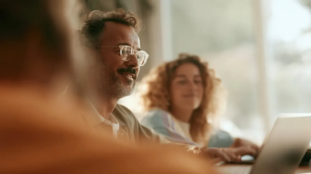 Un parent souriant aux côtés d'une jeune apprenante